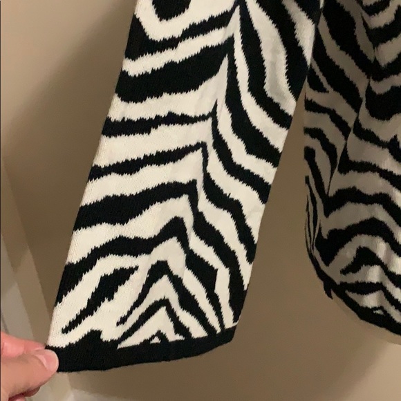 Zebra swing sweater button front - Picture 5 of 9